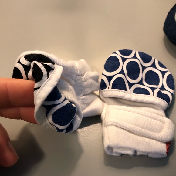 Baby slippers and newborn mittens - Picture 13 of 14